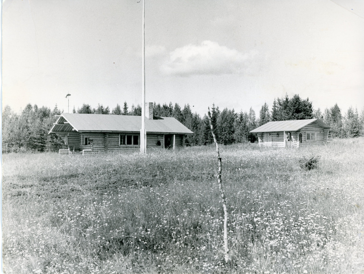 Lymmyynen-kesämökki ja aitta Kuusamossa ovat Martta Wendelinin suunnittelemia. Kuva Ahvosten perhealbumista Lymmyynen-kesämökki ja aitta Kuusamossa ovat Martta Wendelinin suunnittelemia. Kuva Ahvosten perhealbumista